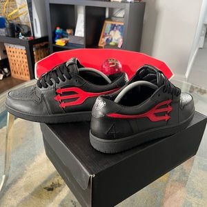 Pitch4ck Sneakers custom
PF1 Red Low Tops  - Black Laces
Shoe fits true to size